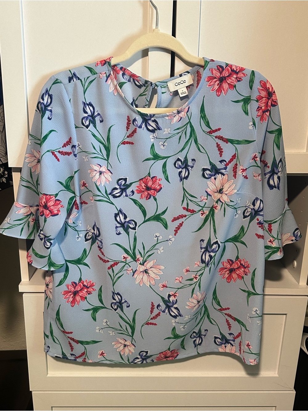 CeCe Light Blue Floral Ruffle Sleeve Top Size M Like New - Picture 2 of 5